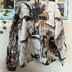 Mossy Oak Sweatshirt Size: XL (16-18) Color: White camo.